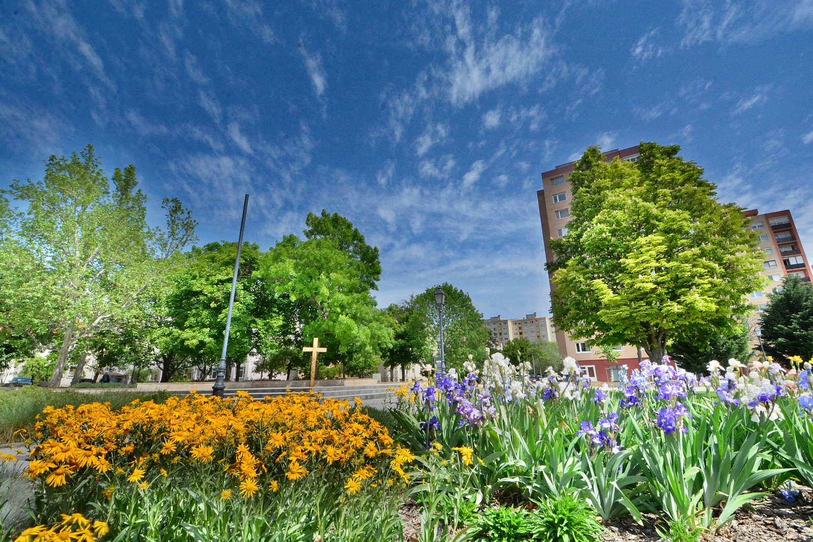 Éledő parkok a májusi napsütésben Székesfehérváron